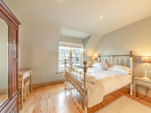 a bedroom with a bed and a window at Cloister Cottage - Uk3463 in Ellingham