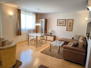 Posedenie v ubytovaní Uroczy apartament przy deptaku z parkingiem.