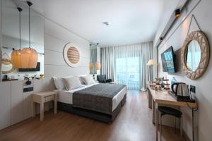 TV a/nebo společenská místnost v ubytování Baia Bodrum Hotel