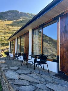 un tavolo e sedie seduti fuori da una casa di Ardoti Inn a Ardoti