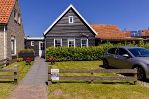 霍勒姆De Nagtegaal的一栋房子前面停着一辆车