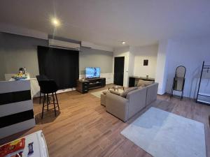 TV a/nebo společenská místnost v ubytování Rove Residence New Cairo
