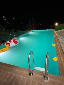 Piscina di Hotel Nikolas o nelle vicinanze
