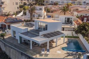 eine Luftaufnahme eines Hauses mit Solarmodulen darauf in der Unterkunft Villa Bianca in Callao Salvaje
