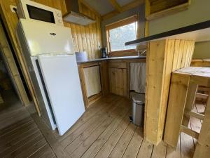 Kuchyň nebo kuchyňský kout v ubytování lodge camping le Plo AVEYRON