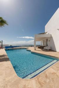 ein Swimmingpool vor einem Haus in der Unterkunft Villa Bianca in Callao Salvaje