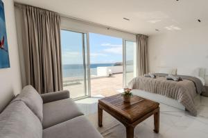 ein Schlafzimmer mit Bett und Blick auf das Meer in der Unterkunft Villa Bianca in Callao Salvaje + 50 Fotos