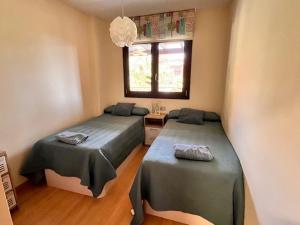 モトリルにあるCandela Beach Luxury Apartamentのベッド2台と窓のある寝室 +21枚の写真