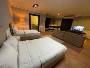 TV a/nebo společenská místnost v ubytování Rove Residence New Cairo