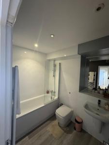 ein weißes Badezimmer mit Toilette und Waschbecken in der Unterkunft Sleep 8 In the heart of Central London Hy4 in London