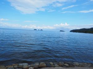 ein großer Wasserkörper mit Inseln in der Ferne in der Unterkunft Koh Chang Bailan Beach Resort in Ko Chang