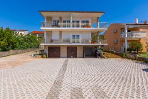 Foto dalla galleria di Apartman Dokić 2 a Punat