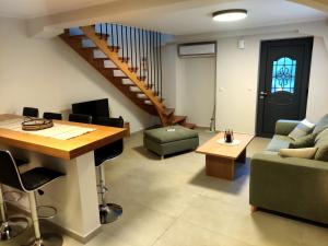 KariáArgéiko traditional house的客厅里有一张沙发和一张桌子。