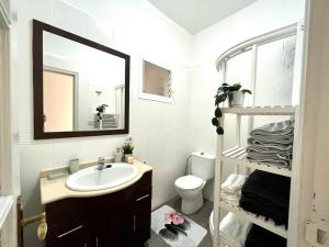 a bathroom with a sink and a mirror and a toilet at Piso entero y acogedor a solo 5 min de la playa in San Andrés +15 photos