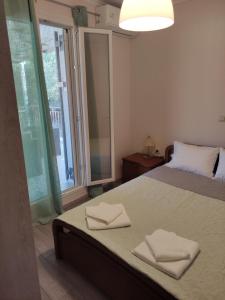 KariáArgéiko traditional house的卧室里有一张床，床上放着两条毛巾。