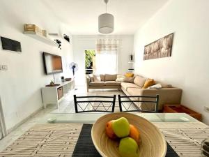 a living room with a bowl of fruit on a table at Piso entero y acogedor a solo 5 min de la playa in San Andrés