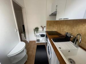Kuchyň nebo kuchyňský kout v ubytování Joli Studio au centre de Juan les Pins
