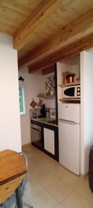 una cocina con estufa y microondas en Kilomètre Creusois, en Saint-Dizier-Leyrenne 19 fotos más