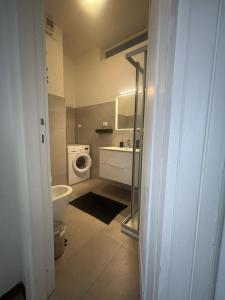 un bagno con doccia, lavandino e WC di Al mare da Ersy a Montesilvano