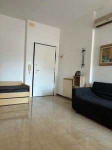 una grande camera con due letti e una porta di Al mare da Ersy a Montesilvano