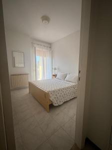 una camera da letto con un letto e una finestra di Al mare da Ersy a Montesilvano