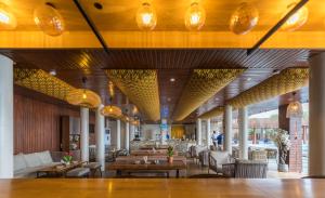 Marlin Resort في Kasoa: لوبي مطعم فيه طاولات وكراسي