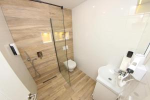 W łazience znajduje się toaleta i przeszklony prysznic. w obiekcie Guest House LIKE w Sarajewie +37 zdjęć