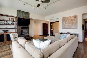 Una sala de estar con un sofá y una chimenea. en Sprawling Condo - Central Downtown - Summer AC, en Steamboat Springs