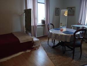 Postel nebo postele na pokoji v ubytování Centrala stan- 2-rums Gästsvit, perfekt för kollegor som önskar separata rum + 26 fotografií