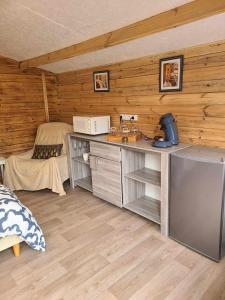 Postel nebo postele na pokoji v ubytování Chambre dans chalet entre terre et mer