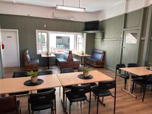 una habitación con mesas y sillas en un restaurante en Inglewood Hotel, en Inglewood