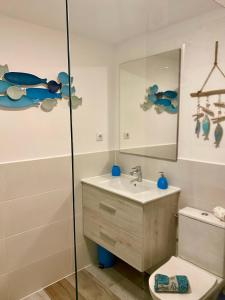 Kúpeľňa v ubytovaní Marina House Corralejo Center + 21 fotografií