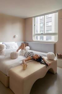 Postel nebo postele na pokoji v ubytování Lore Hotel