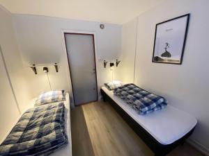 Zimmer mit 2 Betten in einem Zimmer mit einer Tür in der Unterkunft Åsarna Skicenter in Åsarne