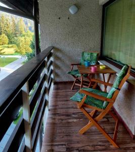 克拉尼斯卡戈拉Apartman Veriga的阳台上摆放着桌椅的门廊