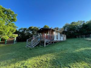 Garður fyrir utan lodge camping le Plo AVEYRON