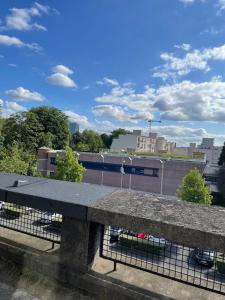 Blick auf eine Stadt mit einem Zaun und Gebäuden in der Unterkunft Studio -La madeleine- proche Gares de Lille in Lille + 9 Fotos