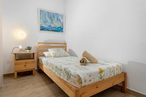un dormitorio con una cama y una mesita de noche con una cama sidx sidx en Hauzify I Apartament Diana, en Sant Feliu de Guíxols 7 fotos más