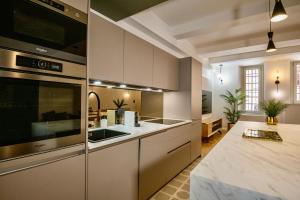 Η κουζίνα ή μικρή κουζίνα στο Nice Mer & Cours Saleya Serenity Luxury - 2 suites +23 φωτογραφίες