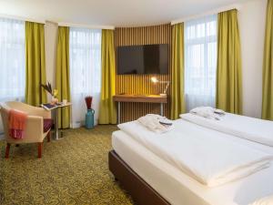 A bed or beds in a room at Hotel Mercure Wien Westbahnhof