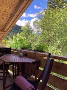 - une table et des chaises sur la terrasse couverte d'une cabine dans l'établissement Ferienwohnung / Appartement Bergliebe, à Garmisch-Partenkirchen