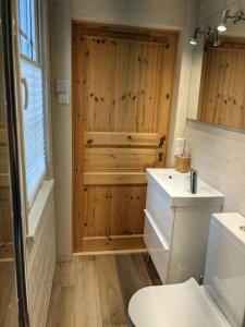 ein Badezimmer mit Toilette, Waschbecken und Dusche in der Unterkunft Hellaberg IV Ferienhaus am Waldrand mit Sauna & großer Terrasse in Langenbach