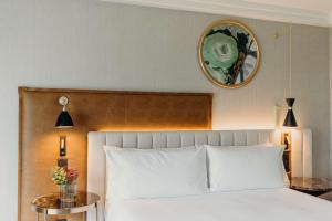Postel nebo postele na pokoji v ubytování Hilton Frankfurt City Centre