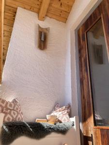 une chambre avec un lit, un miroir et un mur dans l'établissement Ferienwohnung / Appartement Bergliebe, à Garmisch-Partenkirchen