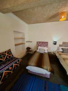 Riad Sahara Sunset Beach Douira Agadir客房内的一张或多张床位