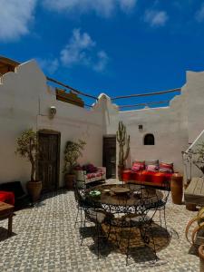 Riad Sahara Sunset Beach Douira Agadir的阳台或露台