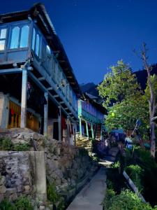ToshYellowjackets Hostel Tosh的一侧带阳台的建筑