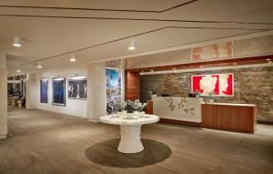 布卡拉顿博卡拉顿沃特斯通度假村&码头，希尔顿Curio Collection酒店的大厅,房间中间设有桌子