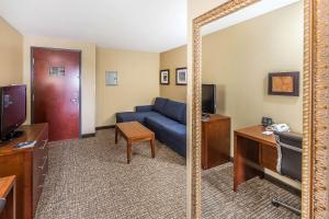 TV a/nebo společenská místnost v ubytování Comfort Suites Yukon - SW Oklahoma City