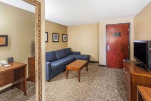 TV a/nebo společenská místnost v ubytování Comfort Suites Yukon - SW Oklahoma City